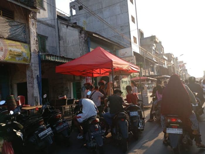 warga_lubuk_pakam_antusias_berburu_takjil_ramadan_meski_cuaca_panas