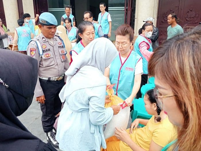 etnis_tionghoa_indrapura_gelar_silaturahmi_dengan_berbagi_paket_sembako