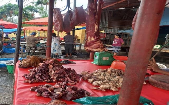 hari_kedua_lebaran_penjualan_ayam_dan_daging_di_medan_anjlok_pasar_masih_sepi