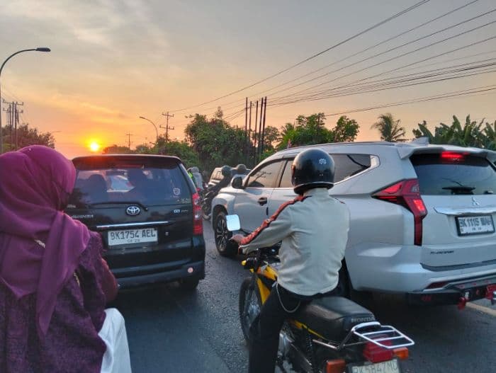 jalinsum_lubuk_pakam_macet_parah_pembatas_jalan_jadi_pemicu