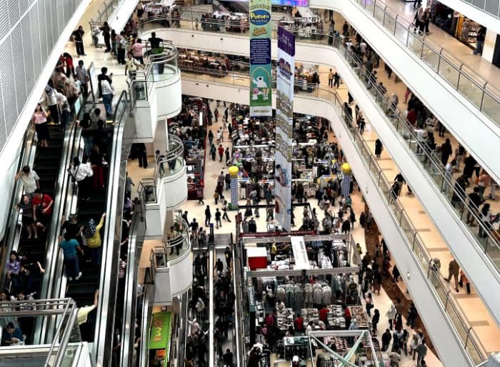 pengunjung_plaza_medan_fair_diprediksi_naik_25_persen_di_hari_kedua_lebaran