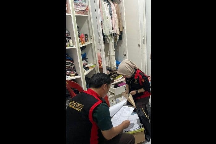 geledah_rumah_tersangka_korupsi_di_binjai_kejari_sita_13_dokumen_penting