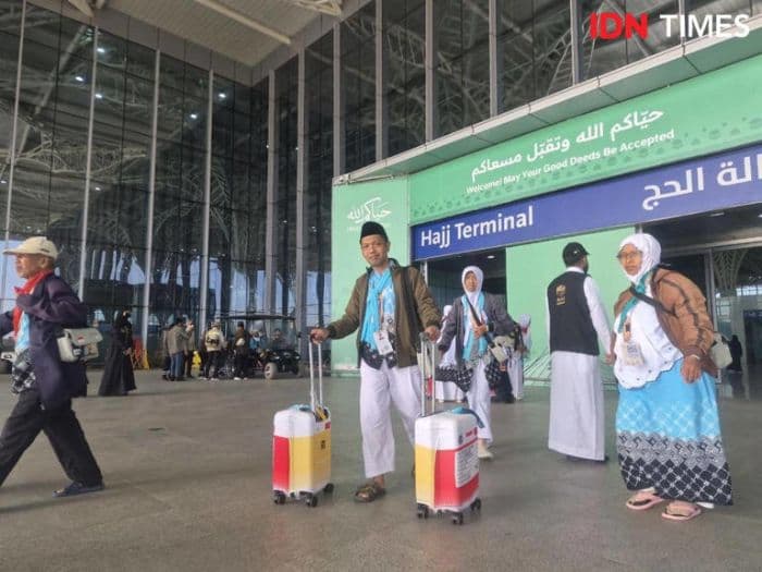 kloter_pertama_calon_jemaah_haji_indonesia_tiba_di_madinah_arab_saudi