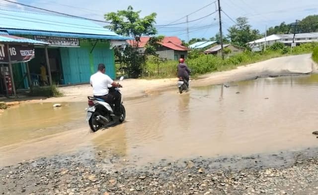 kondisi_jalan_abdul_rajab_simatupang_tapteng_semakin_parah