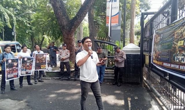 puluhan_mahasiswa_unjuk_rasa_di_dprd_sumut_terkait_transparansi_penyedia_listrik