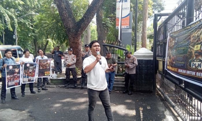 puluhan_mahasiswa_unjuk_rasa_di_dprd_sumut_terkait_transparansi_penyedia_listrik