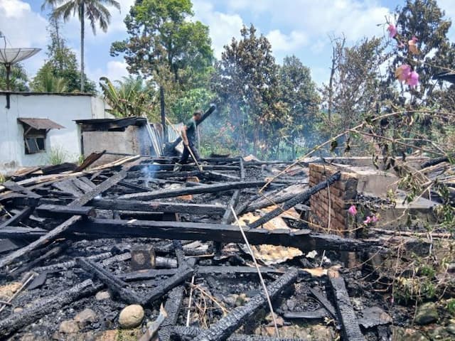 rumah_warga_di_simalungun_ludes_terbakar_diduga_api_muncul_saat_rumah_kosong