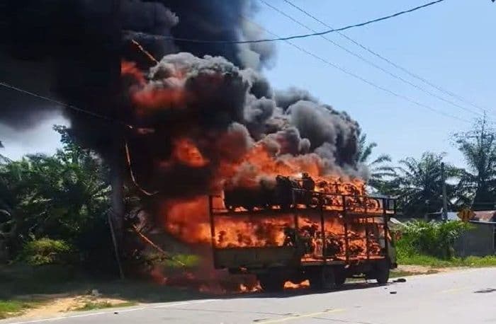 truk_muat_24_motor_terbakar_di_langkat_kerugian_capai_rp700_juta