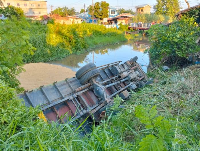 truk_muatan_dedak_terguling_masuk_sungai_di_pantai_labu_begini_kondisi_sopirnya