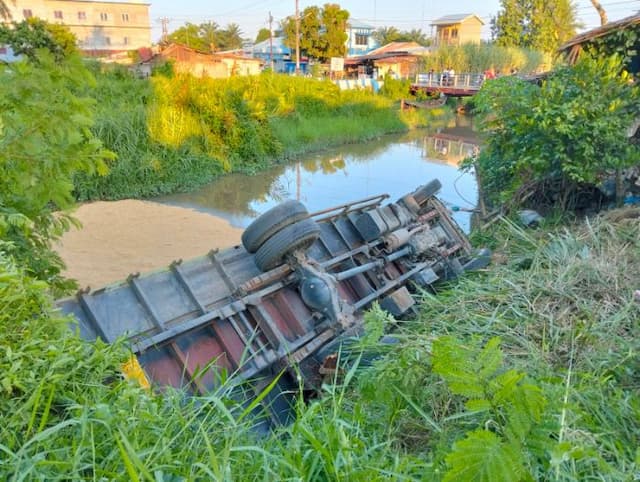 truk_muatan_dedak_terguling_masuk_sungai_di_pantai_labu_begini_kondisi_sopirnya