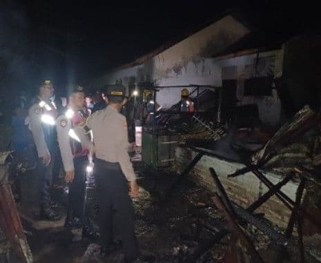 kebakaran_dua_rumah_di_jalan_cemara_tebing_tinggi_api_diduga_berasal_dari_rumah_linawati