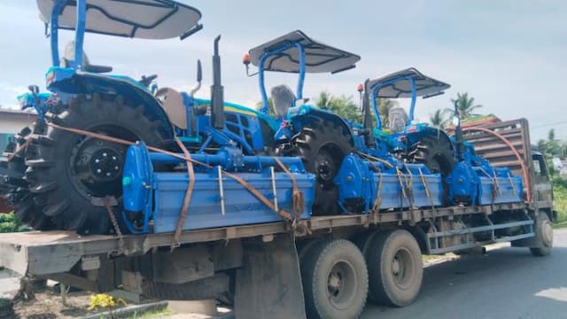 kementan_ri_salurkan_traktor_roda_empat_untuk_brigade_pangan_di_sergai