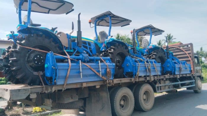 kementan_ri_salurkan_traktor_roda_empat_untuk_brigade_pangan_di_sergai