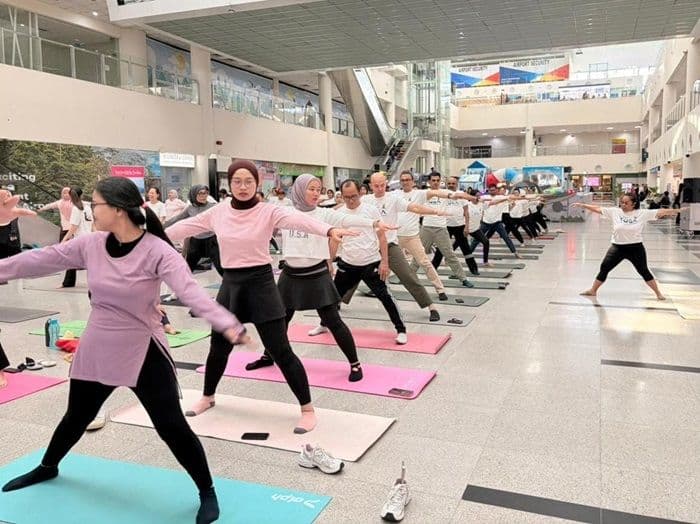 konsulat_india_gelar_yoga_dan_mcu_gratis_di_bandara_kualanamu_ratusan_warga_antusias