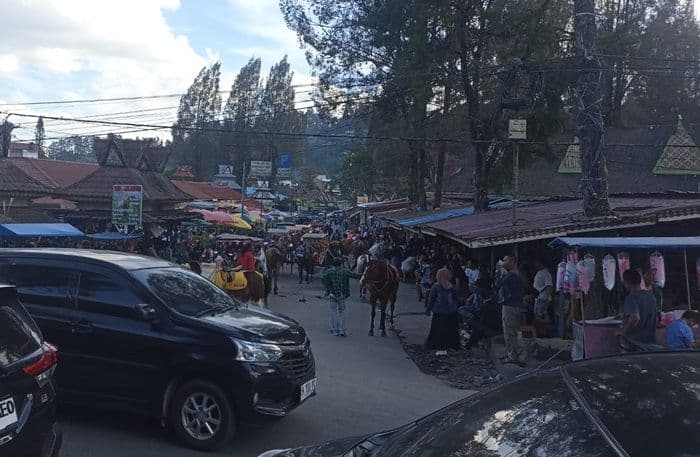 liburan_sekolah_berastagi_ramai_wisatawan_antusiasme_naik_kuda_di_pasar_buah