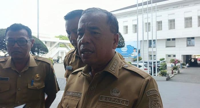 bertemu_dengan_gubernur_bobby_bupati_karo_hapus_retribusi_objek_wisata_sidebukdebuk_