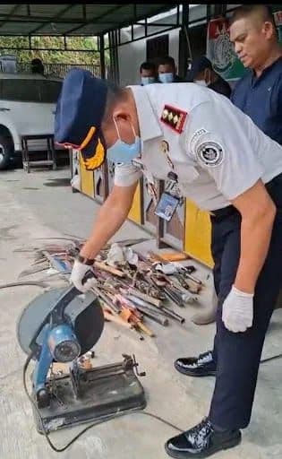 cabjari_labuhan_deli_musnahkan_barang_bukti_28_senjata_tajam_dan_lima_pucuk_pistol