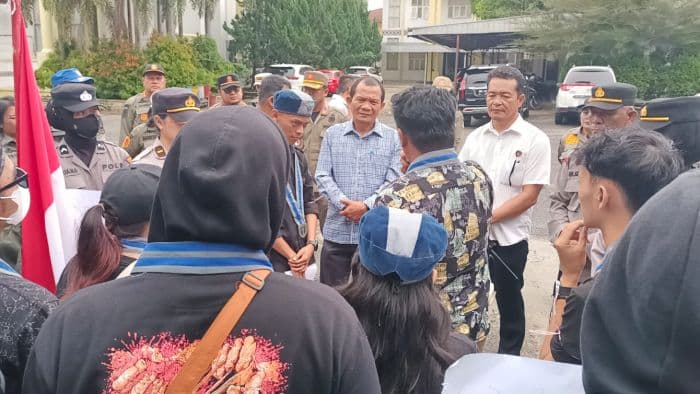 gmki_siantarsimalungun_gelar_unjuk_rasa_soroti_mbg_hingga_pasar_dwikora