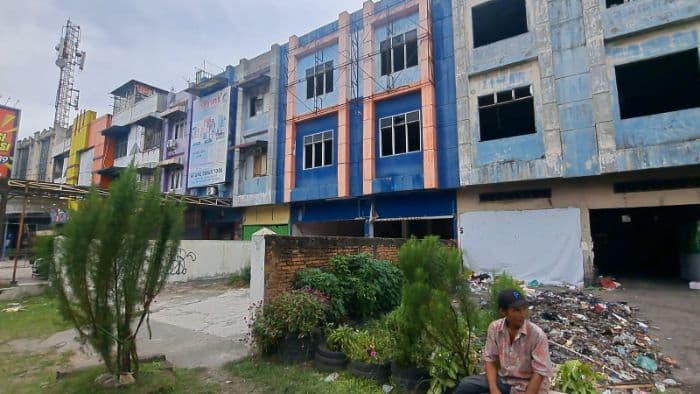 mayat_pria_ditemukan_tergantung_di_gedung_kosong_medan_barat_polisi_selidiki_identitas_korban