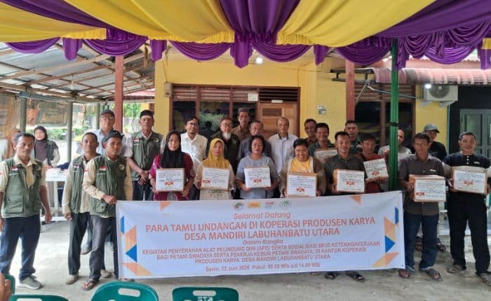 pekerja_kebun_di_labura_dapat_bantuan_apd_dan_pemahaman_program_bpjs_ketenagakerjaan