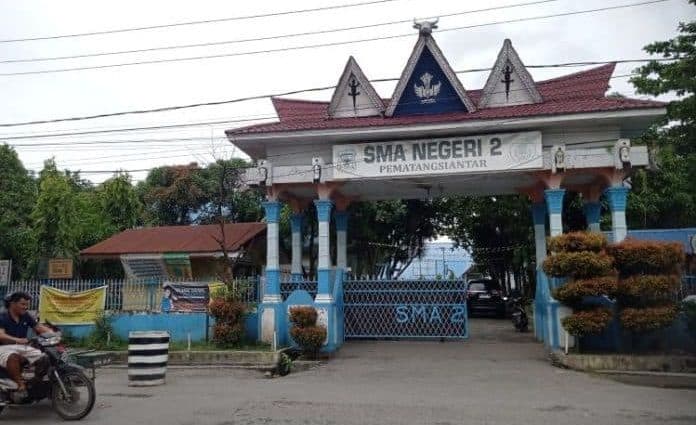 pendaftar_membludak_180_calon_siswa_berebut_kursi_di_sman_2_pematangsiantar_jalur_prestasi_jadi_rebutan