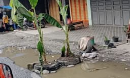 perbaikan_lamban_warga_salapian_tanami_pohon_pisang_di_jalan_rusak_menuju_bukit_lawang_