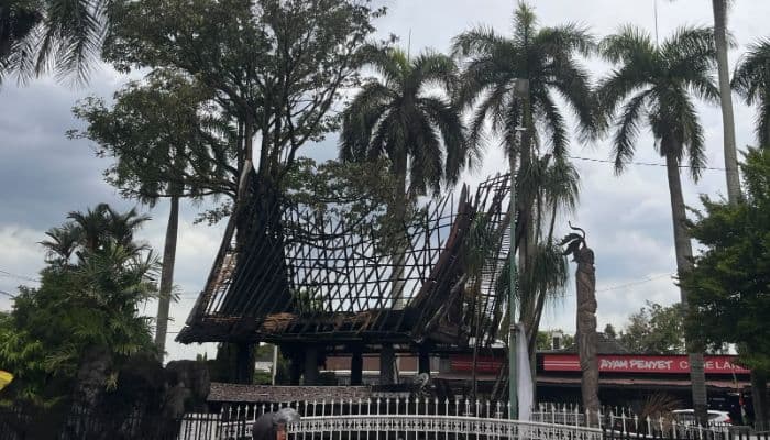 polisi_selidiki_penyebab_terbakarnya_rumah_adat_batak_di_monumen_sisingamangaraja_xii
