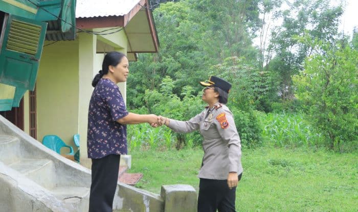 polres_samosir_pererat_hubungan_emosional_dengan_keluarga_purnawirawan_