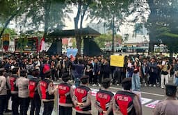 ratusan_mahasiswa_nommensen_geruduk_dprd_sumut_tolak_program_makan_bergizi_gratis