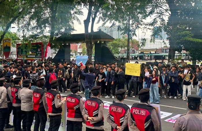 ratusan_mahasiswa_nommensen_geruduk_dprd_sumut_tolak_program_makan_bergizi_gratis