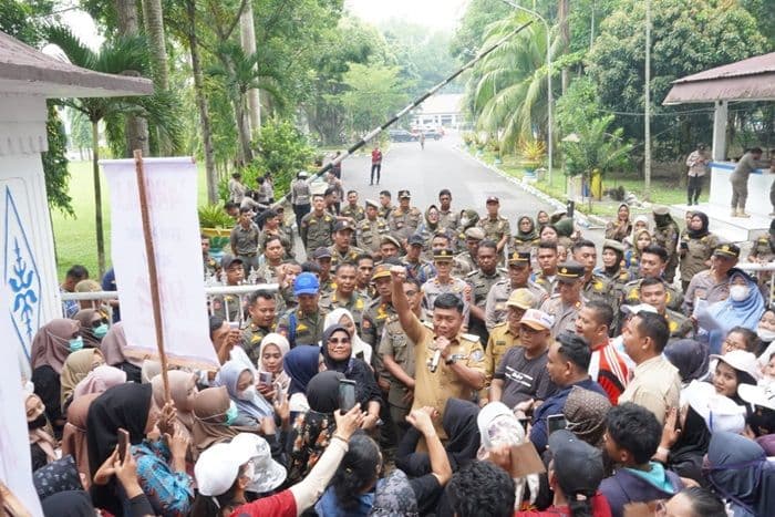ratusan_warga_deli_serdang_datangi_kantor_bupati_serahkan_petisi_dukungan_program_makan_bergizi_gratis_ke_presiden