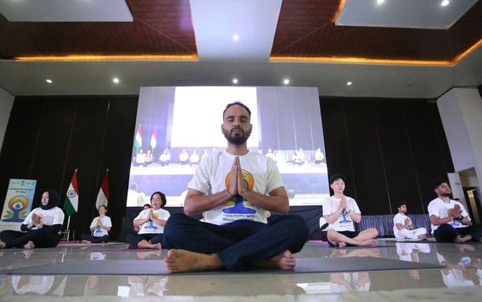 ratusan_warga_sumut_ikuti_yoga_internasional_di_medan_ini_manfaatnya