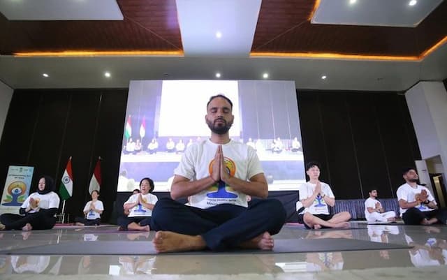 ratusan_warga_sumut_ikuti_yoga_internasional_di_medan_ini_manfaatnya