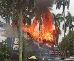 rumah_adat_batak_di_kawasan_monumen_sisingamangaraja_xii_medan_terbakar