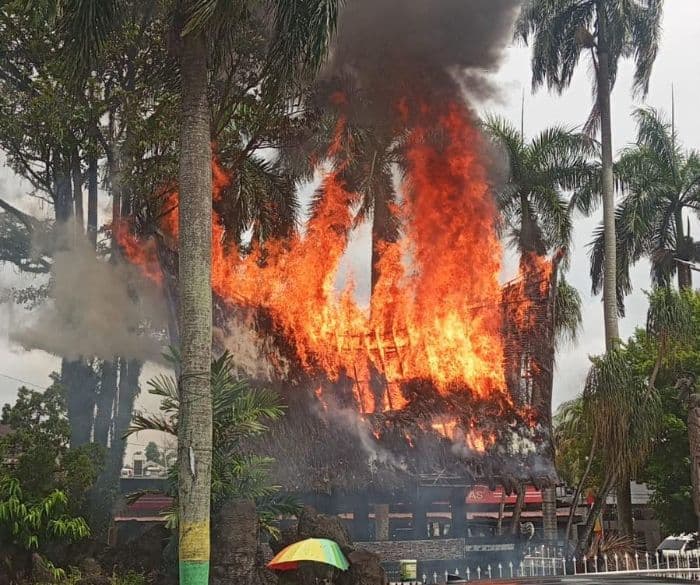rumah_adat_batak_di_kawasan_monumen_sisingamangaraja_xii_medan_terbakar