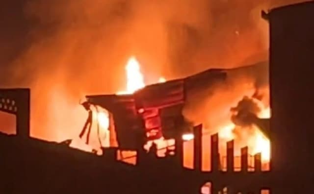 pabrik_kaca_pt_arb_yang_telah_enam_tahun_tutup_terbakar_hebat
