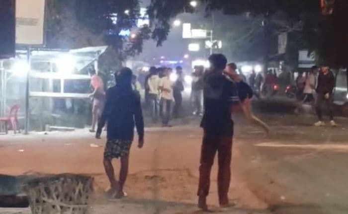 tawuran_di_belawan_kembali_pecah_seorang_wanita_tertembaktiga_rumah_terbakar