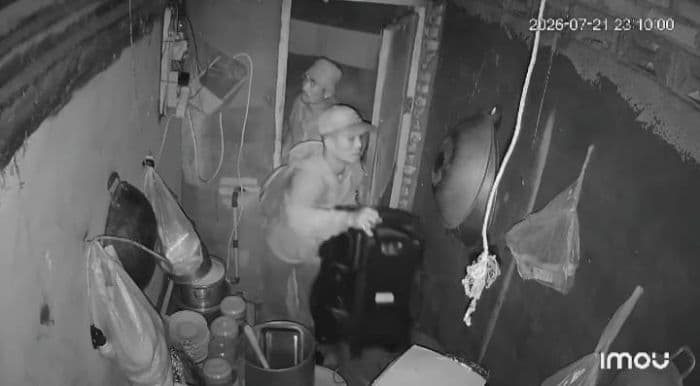 dua_pelaku_pencurian_warung_di_batang_kuis_terekam_cctv_speaker_karaoke_dibawa_kabur