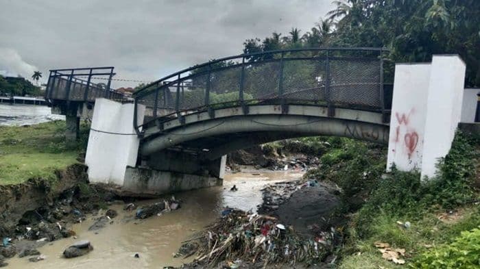 jembatan_pejalan_kaki_di_waterfront_city_pangururan_amblas_diterjang_arus_sungai