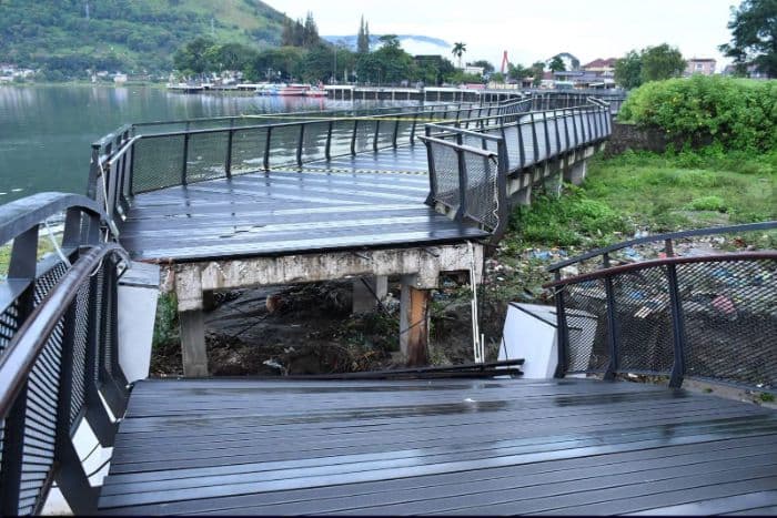 jembatan_waterfront_city_pangururan_amblas_diterjang_luapan_sungai_sioto_bupati_koordinasi_ke_kementerian_pu
