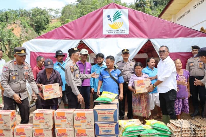 polres_tapteng_salurkan_bansos_bagi_warga_terdampak_banjir_di_sipange