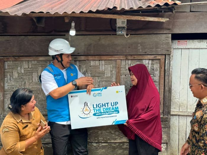 program_light_up_the_dream_pln_hadirkan_listrik_untuk_13_keluarga_di_simalungun
