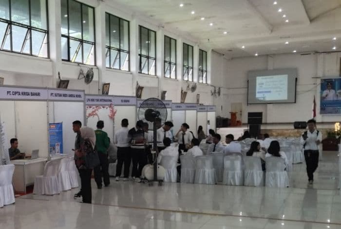 ratusan_pelamar_kerja_kunjungi_stand_job_fair_pematangsiantar