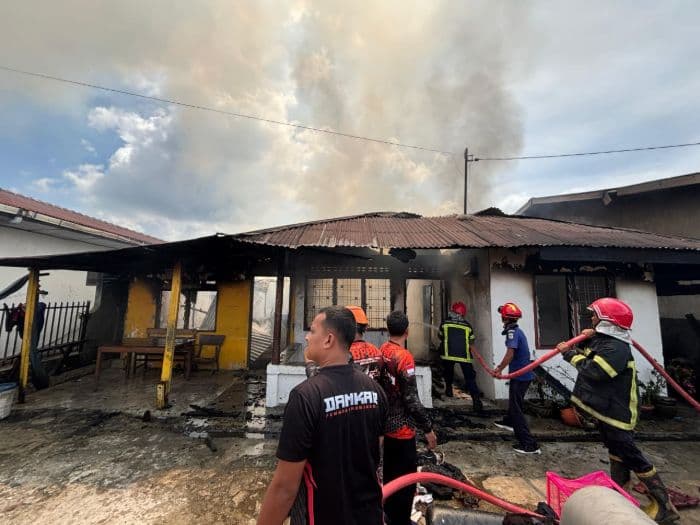 si_jago_merah_lahap_satu_rumah_warga_di_siantar_marihat