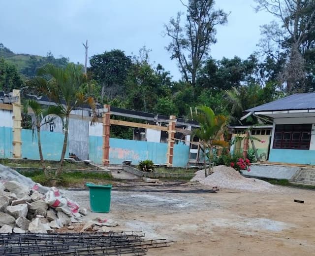 warga_minta_kemendikdasmen_audit_struktur_proyek_revitalisasi_sd_bekas_terbakar_di_dairi