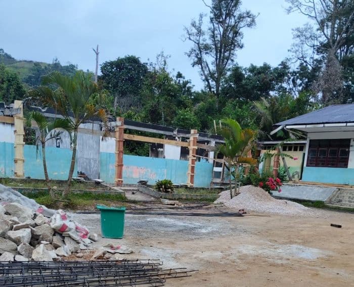 warga_minta_kemendikdasmen_audit_struktur_proyek_revitalisasi_sd_bekas_terbakar_di_dairi