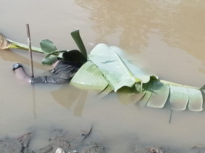 warga_temukan_mayat_pria_mengambang_di_sungai_deli