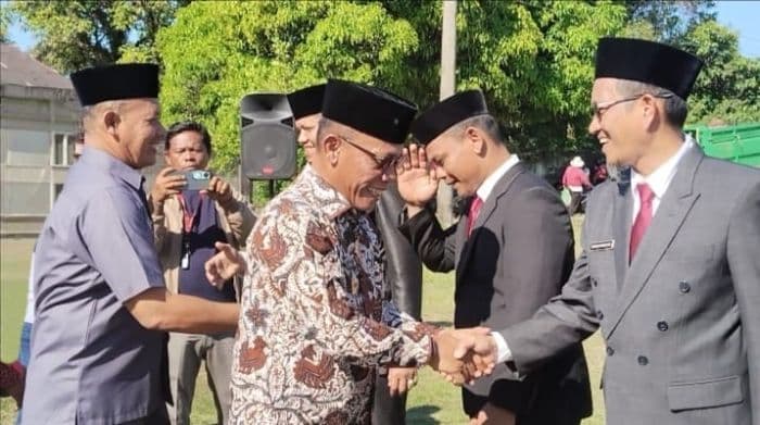 bupati_tapteng_lantik_sembilan_pejabat_di_dekat_tempat_pembuangan_sementara_siapa_saja_