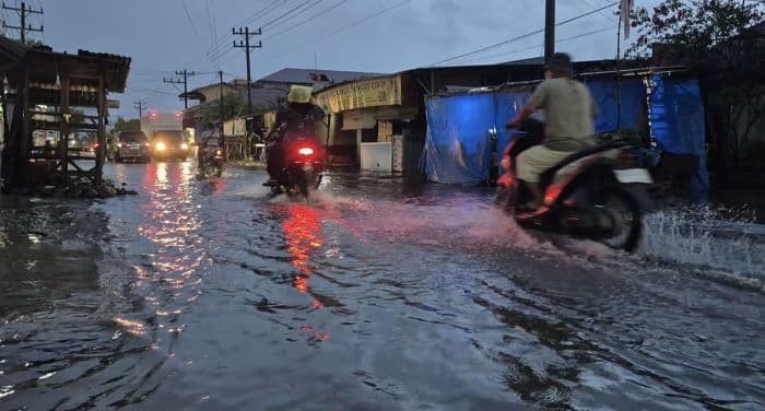 hujan_deras_jalan_mt_haryono_binjai_digenangi_air_sebetis_orang_dewasa
