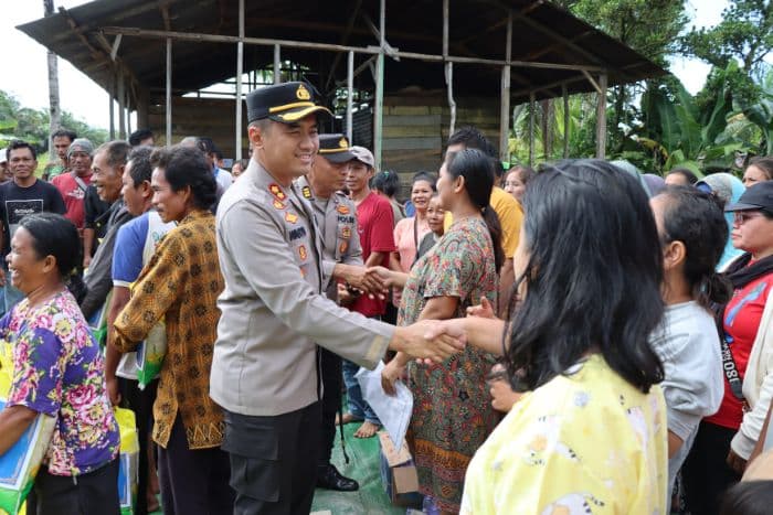 kapolres_tapteng_serap_keluhan_warga_dan_bagikan_beras_gratis_di_pandan
